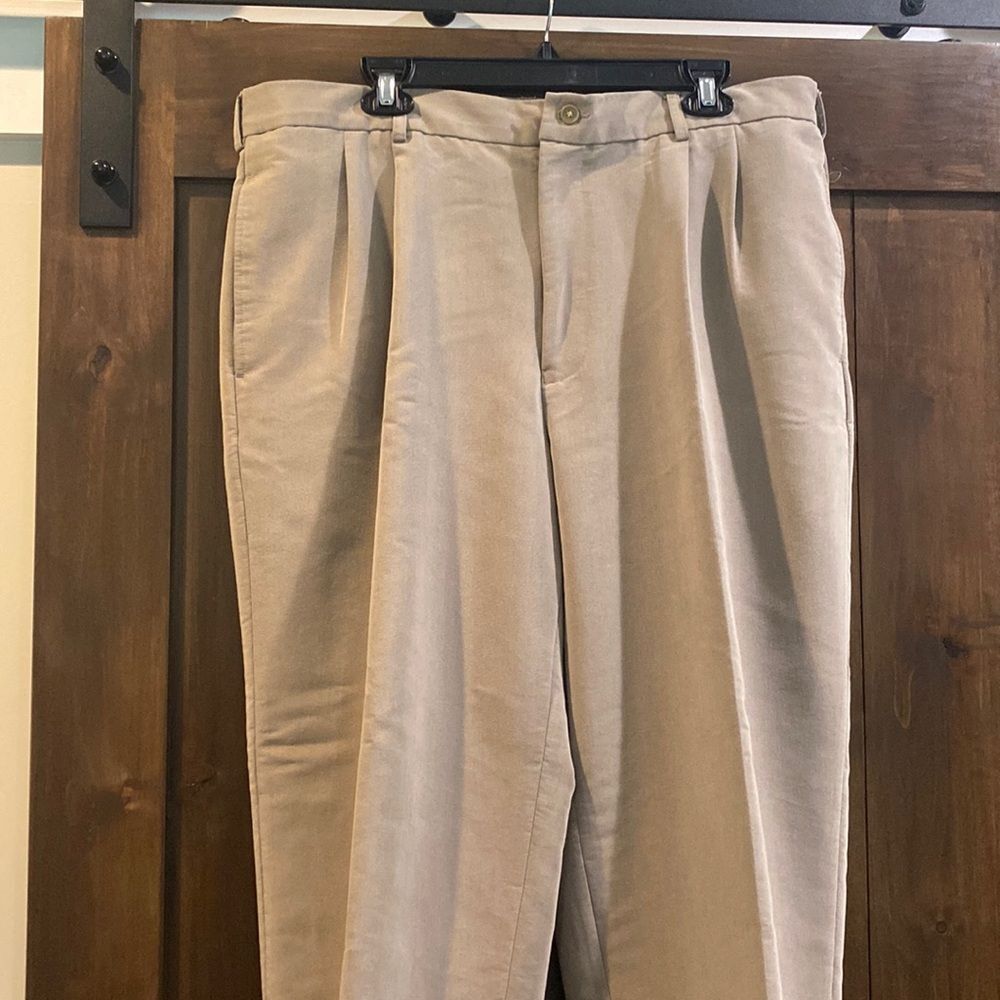 E864-50A) J. Ferrar Men's Pants 38W/29L EUC Cuff and pleated Front Khaki